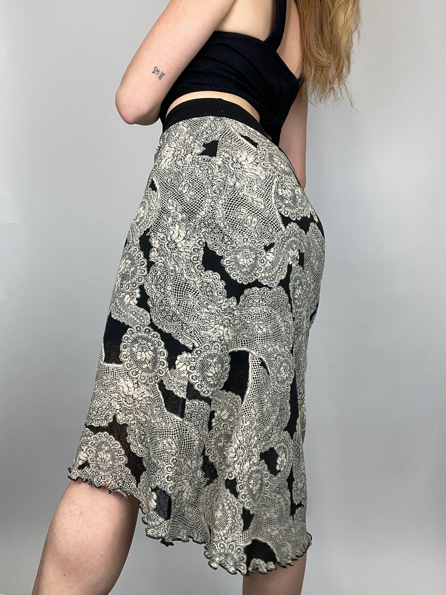 Jupe y2k motif bandana noir et gris volant vintage