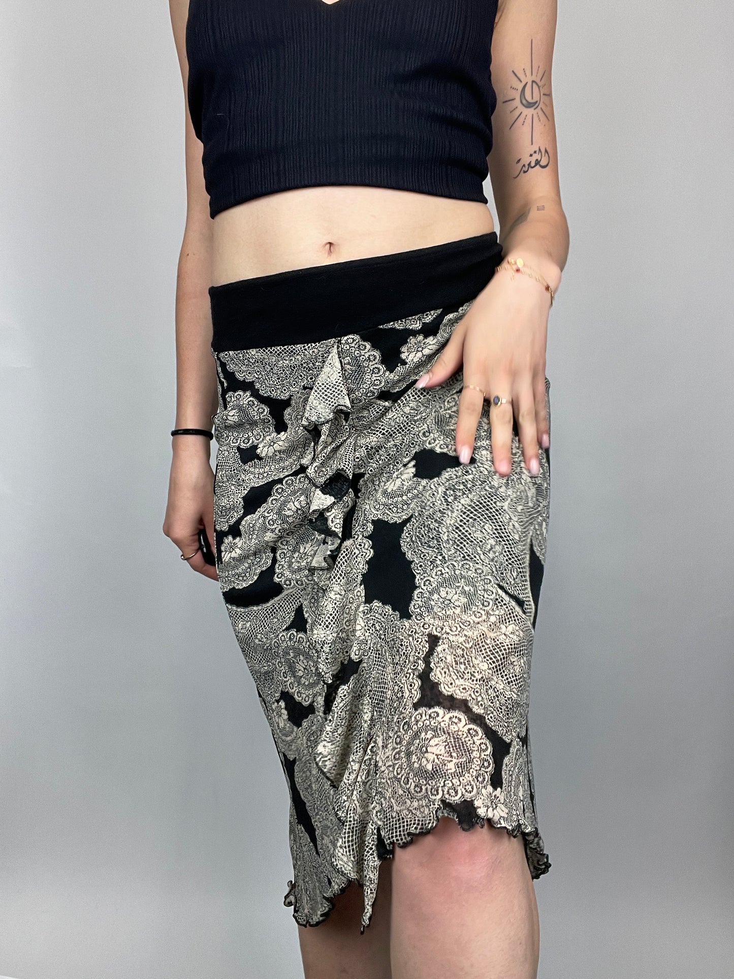 Jupe y2k motif bandana noir et gris volant vintage
