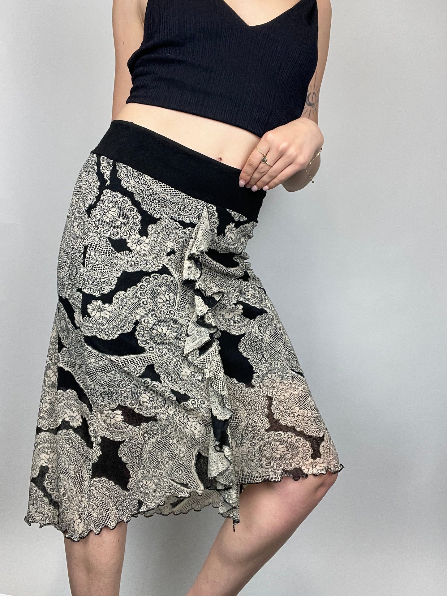 Jupe y2k motif bandana noir et gris volant vintage