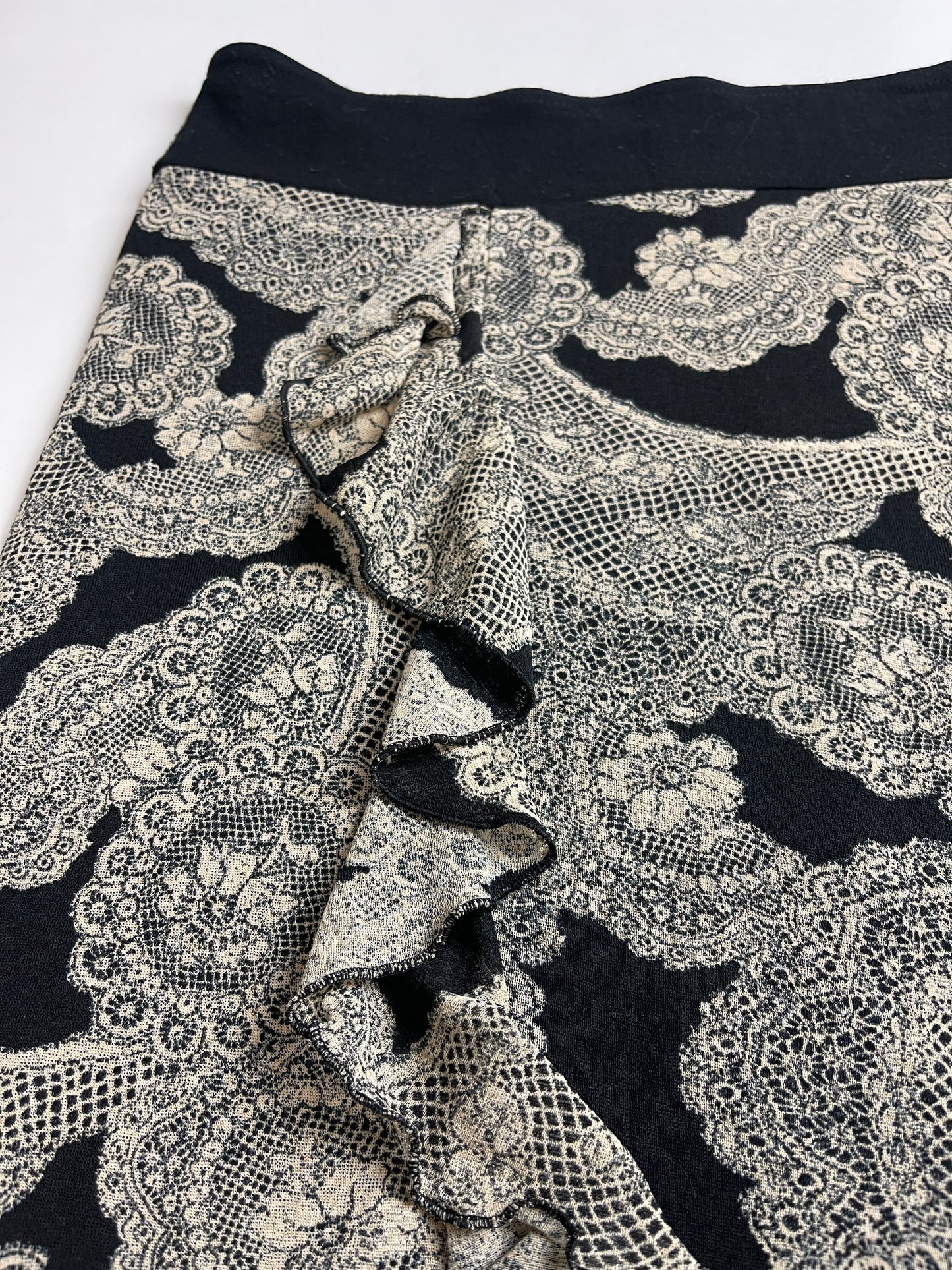 Jupe y2k motif bandana noir et gris volant vintage