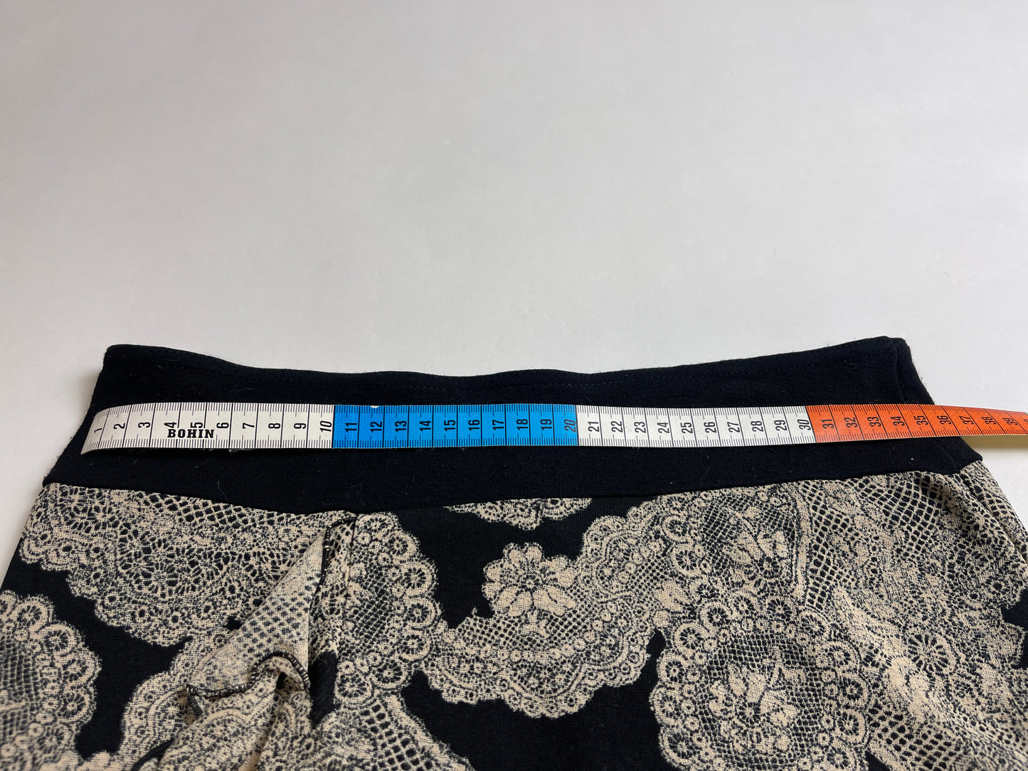 Jupe y2k motif bandana noir et gris volant vintage